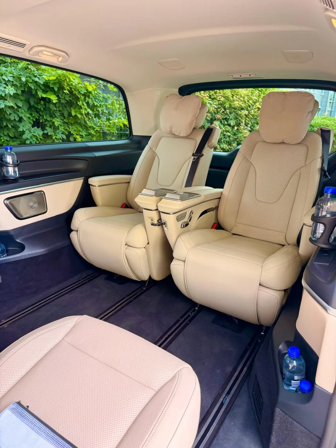Beige Executive-Sitze im Innenraum des Mercedes EQV