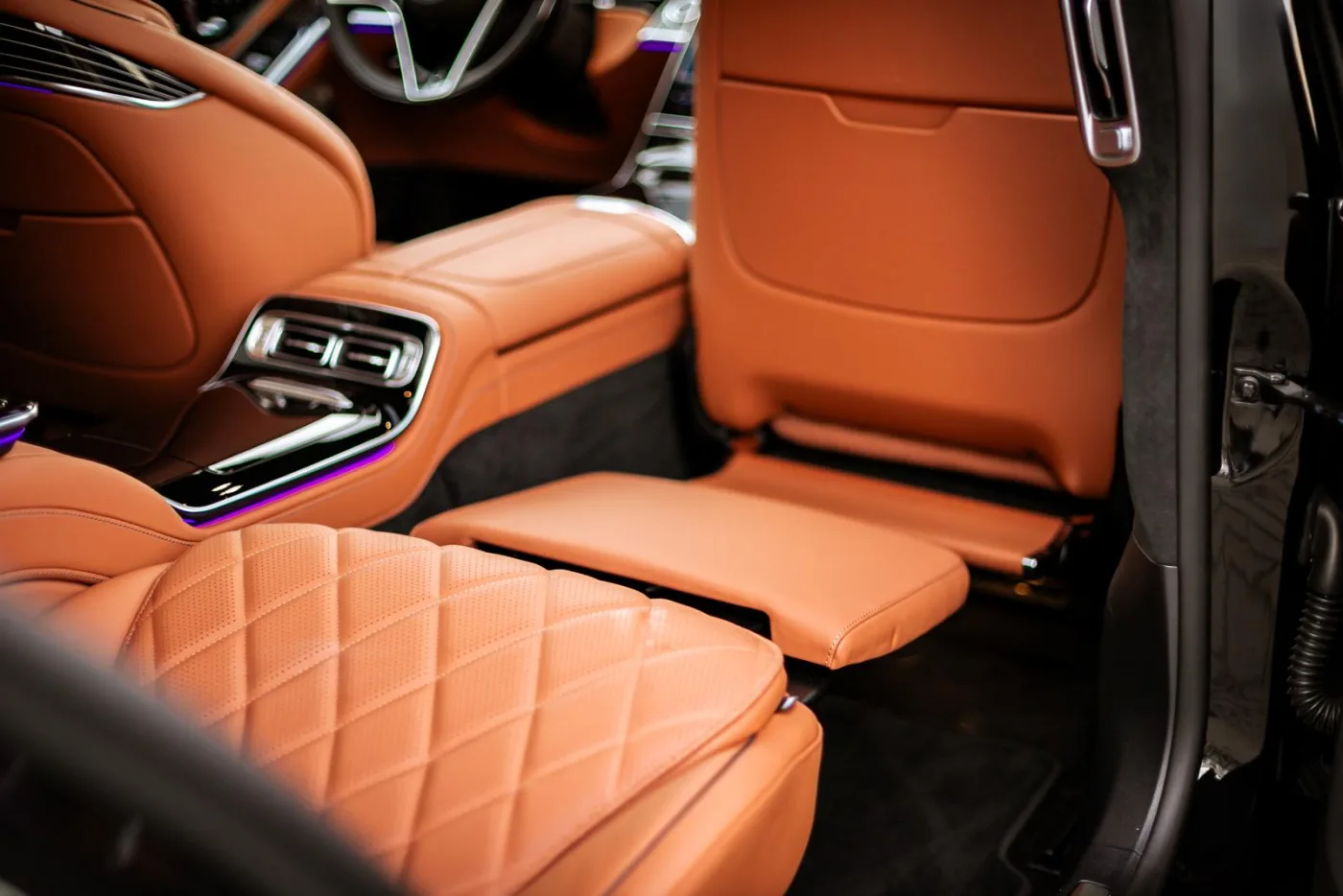 First-Class-Fond der Mercedes S-Klasse mit Executive-Sitzen und ausklappbaren Tischen